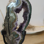 Amethist portaal op metalen standaard uit Brazilië met open kristalstructuur en paarse amethistkristallen