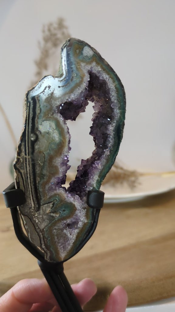 Amethist portaal op metalen standaard uit Brazilië met open kristalstructuur en paarse amethistkristallen