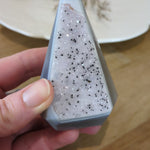 Vrijstaande agaat met druzy van 174 gram uit Brazilië met paarse kristalstructuur en grijze agaatlagen