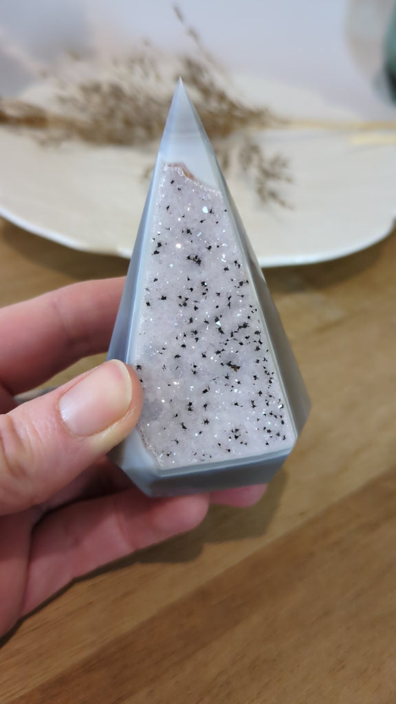 Vrijstaande agaat met druzy van 174 gram uit Brazilië met paarse kristalstructuur en grijze agaatlagen