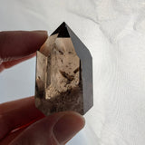 Regenboog rookkwarts torentjes – curated crystal by Marga Jacobs | rust, symboliek en intuïtieve zelfzorg