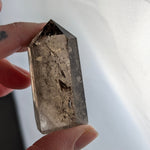 Regenboog rookkwarts torentjes – curated crystal by Marga Jacobs | rust, symboliek en intuïtieve zelfzorg