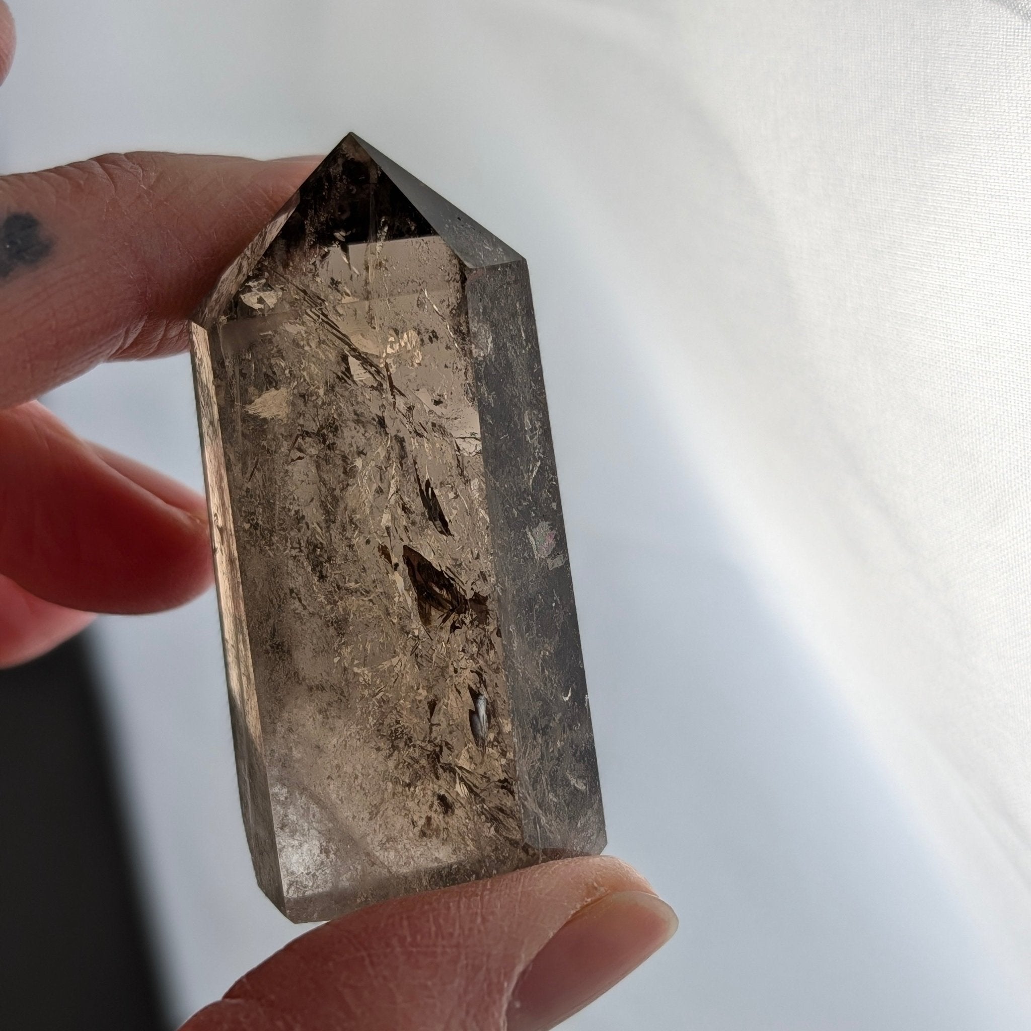 Regenboog rookkwarts torentjes – curated crystal by Marga Jacobs | rust, symboliek en intuïtieve zelfzorg