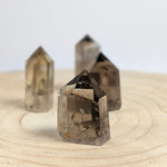 Regenboog rookkwarts torentjes – curated crystal by Marga Jacobs | rust, symboliek en intuïtieve zelfzorg