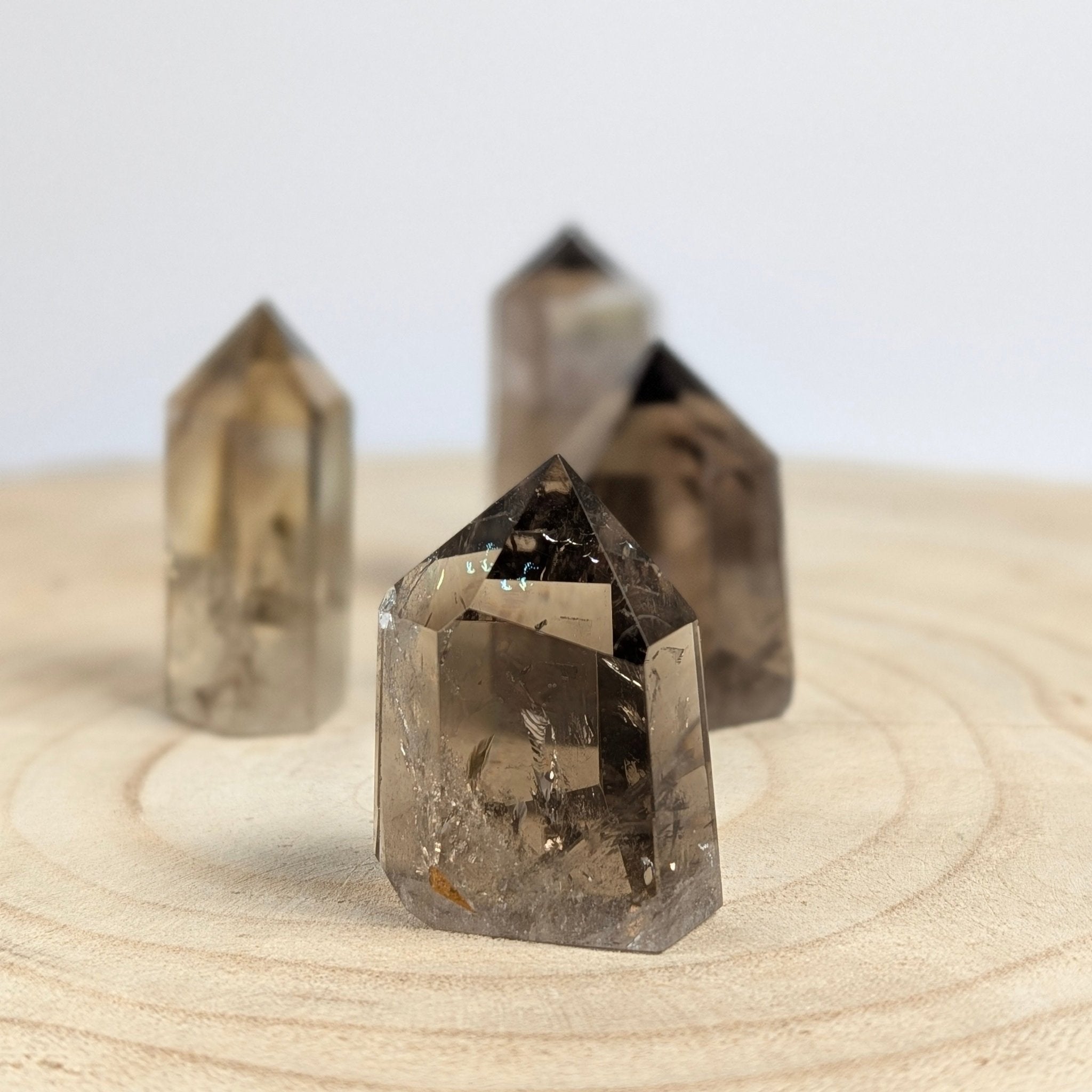 Regenboog rookkwarts torentjes – curated crystal by Marga Jacobs | rust, symboliek en intuïtieve zelfzorg