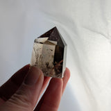 Regenboog rookkwarts torentjes – curated crystal by Marga Jacobs | rust, symboliek en intuïtieve zelfzorg