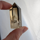 Regenboog rookkwarts torentjes – curated crystal by Marga Jacobs | rust, symboliek en intuïtieve zelfzorg