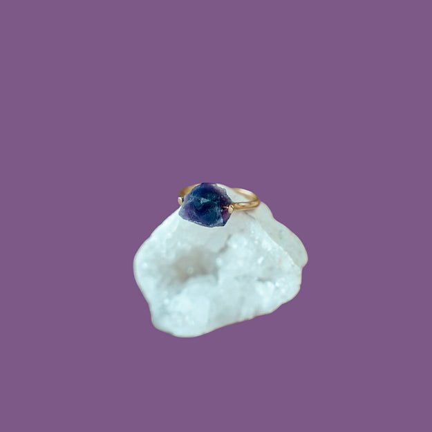 Ring edelsteen ruw ~ Uchu Reminders – curated crystal by Marga Jacobs | rust, symboliek en intuïtieve zelfzorg