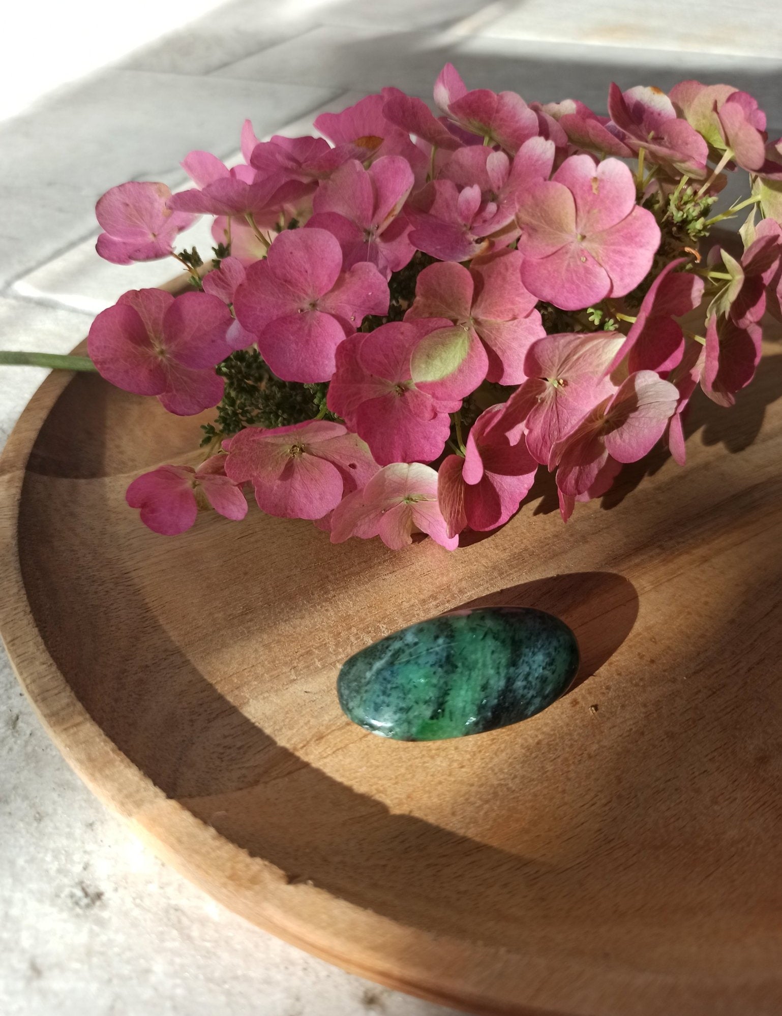 Robijn in zoisiet trommelstenen – curated crystal by Marga Jacobs | rust, symboliek en intuïtieve zelfzorg