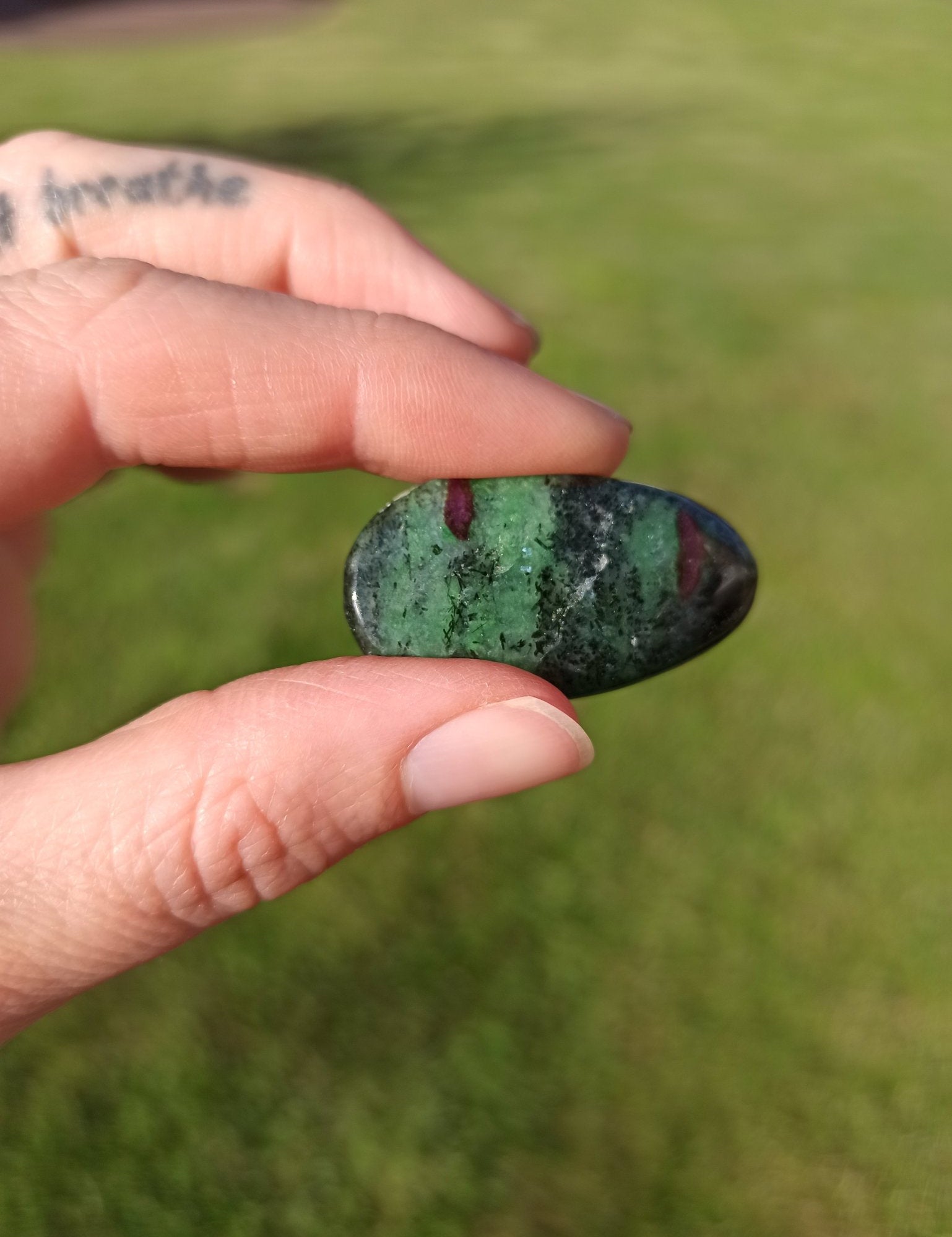 Robijn in zoisiet trommelstenen – curated crystal by Marga Jacobs | rust, symboliek en intuïtieve zelfzorg