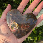 Roze chalcedoon hart 2 – curated crystal by Marga Jacobs | rust, symboliek en intuïtieve zelfzorg