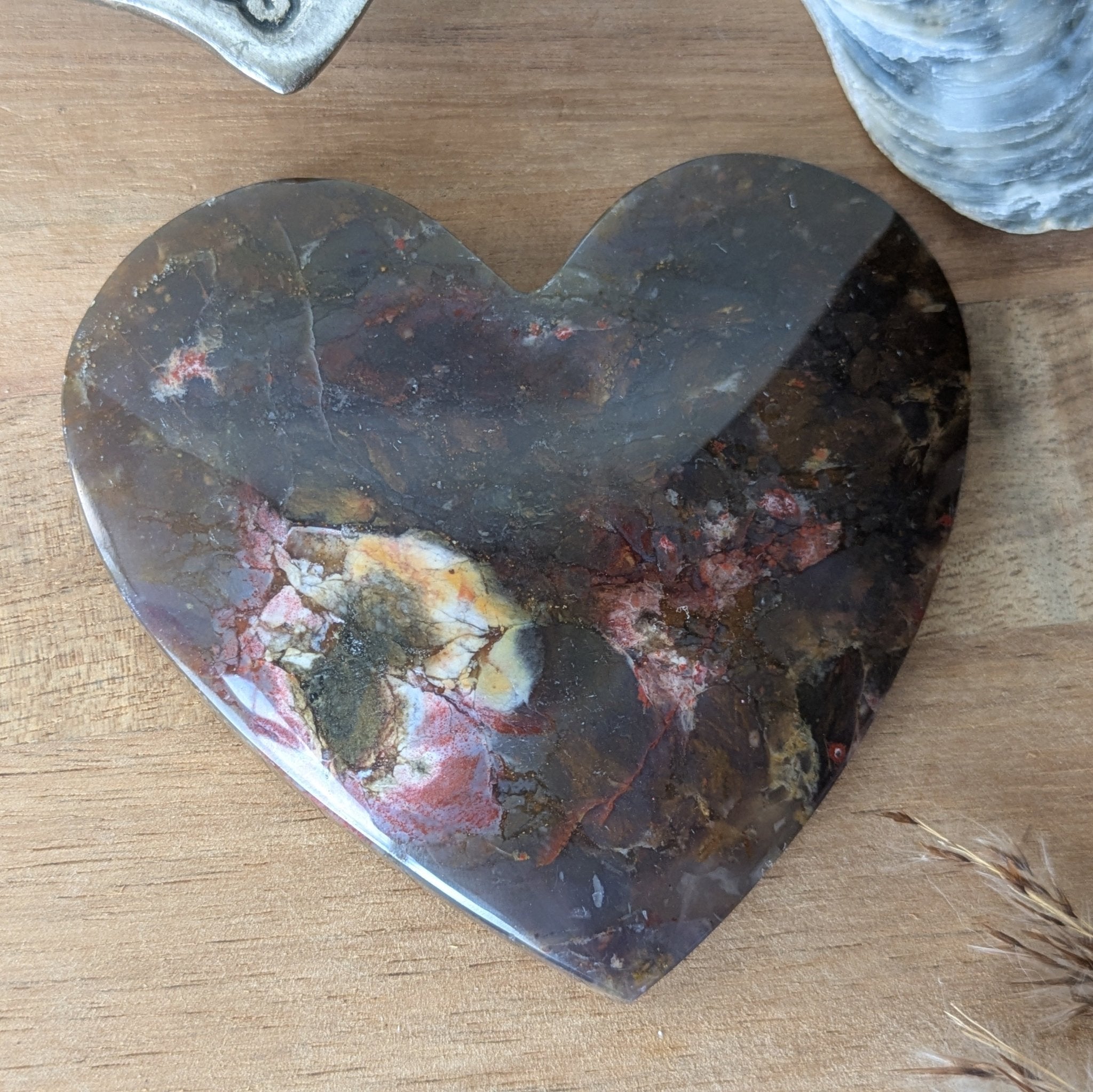 Roze chalcedoon hart 2 – curated crystal by Marga Jacobs | rust, symboliek en intuïtieve zelfzorg