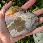 Roze chalcedoon hart 3 – curated crystal by Marga Jacobs | rust, symboliek en intuïtieve zelfzorg