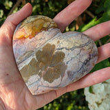 Roze chalcedoon hart 3 – curated crystal by Marga Jacobs | rust, symboliek en intuïtieve zelfzorg