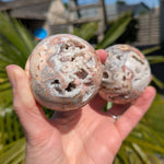 Roze Crazy Lace agaat bol 1 – curated crystal by Marga Jacobs | rust, symboliek en intuïtieve zelfzorg