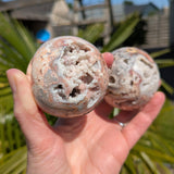 Roze Crazy Lace agaat bol 1 – curated crystal by Marga Jacobs | rust, symboliek en intuïtieve zelfzorg