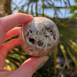 Roze Crazy Lace agaat bol 1 – curated crystal by Marga Jacobs | rust, symboliek en intuïtieve zelfzorg