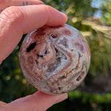 Roze Crazy Lace agaat bol 2 – curated crystal by Marga Jacobs | rust, symboliek en intuïtieve zelfzorg