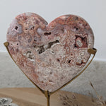 Roze Crazy Lace agaat hart op standaard 1 – curated crystal by Marga Jacobs | rust, symboliek en intuïtieve zelfzorg