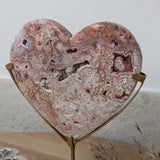 Roze Crazy Lace agaat hart op standaard 1 – curated crystal by Marga Jacobs | rust, symboliek en intuïtieve zelfzorg
