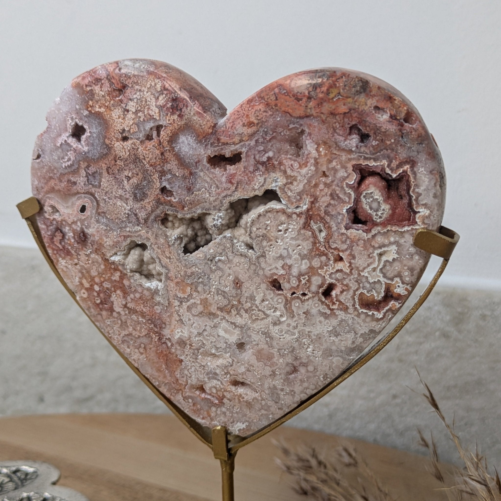 Roze Crazy Lace agaat hart op standaard 1 – curated crystal by Marga Jacobs | rust, symboliek en intuïtieve zelfzorg