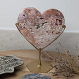 Roze Crazy Lace agaat hart op standaard 1 – curated crystal by Marga Jacobs | rust, symboliek en intuïtieve zelfzorg
