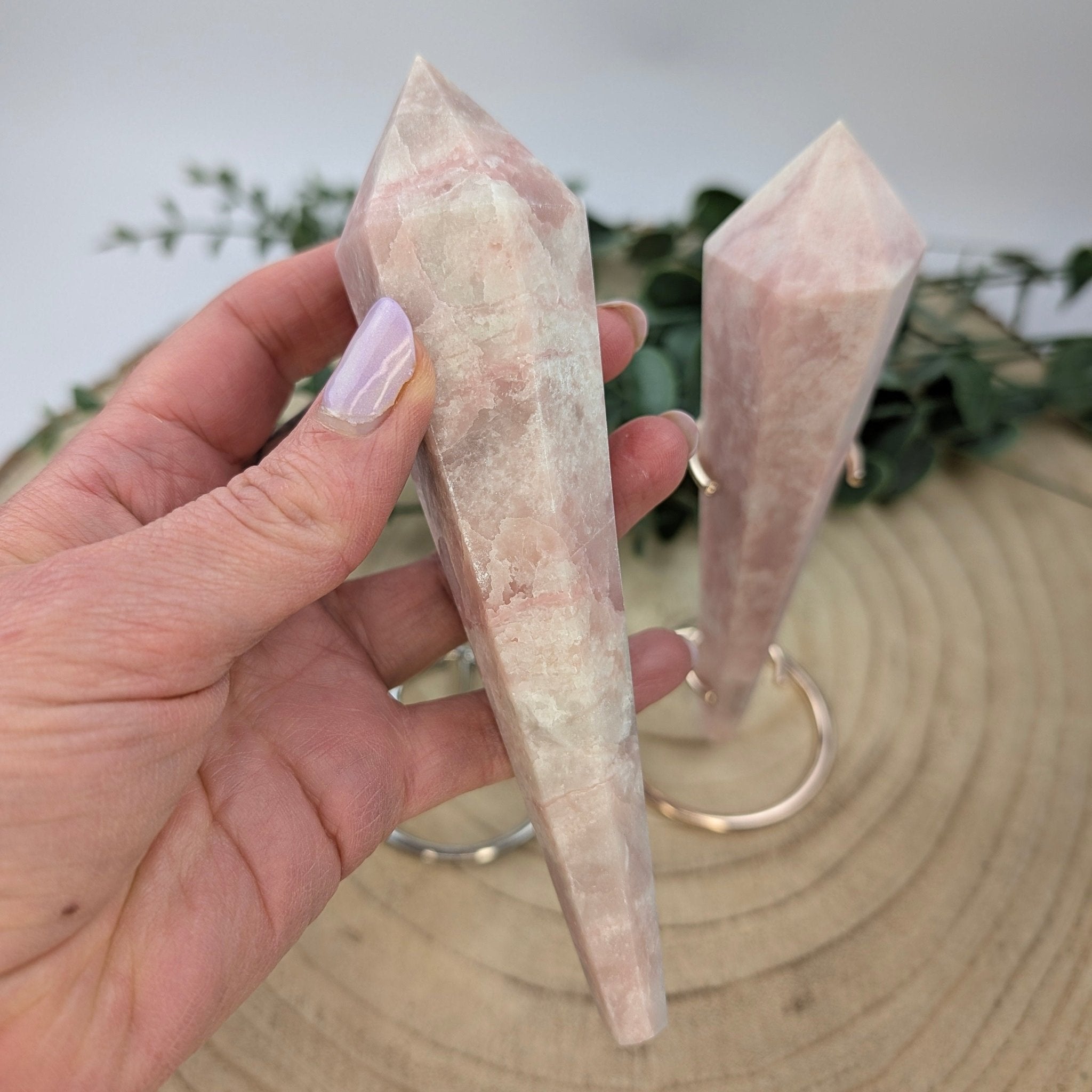 Roze opaal punt op standaard – curated crystal by Marga Jacobs | rust, symboliek en intuïtieve zelfzorg