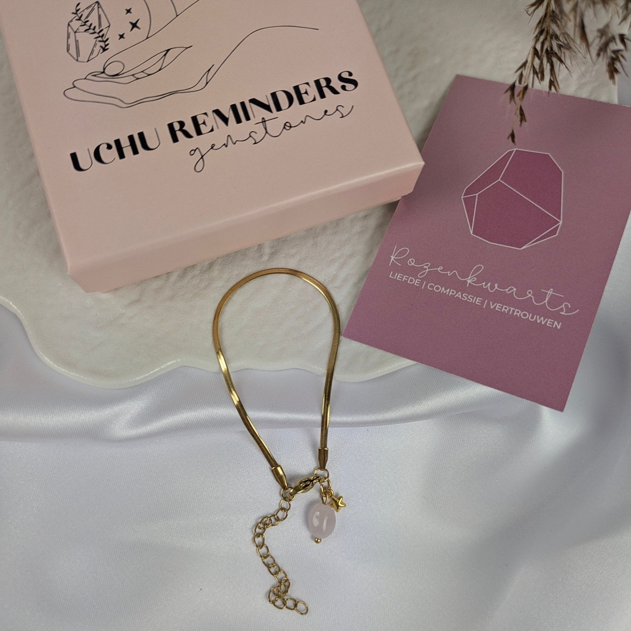 Rozenkwarts armband met sterretje | Uchu Reminders – curated crystal by Marga Jacobs | rust, symboliek en intuïtieve zelfzorg