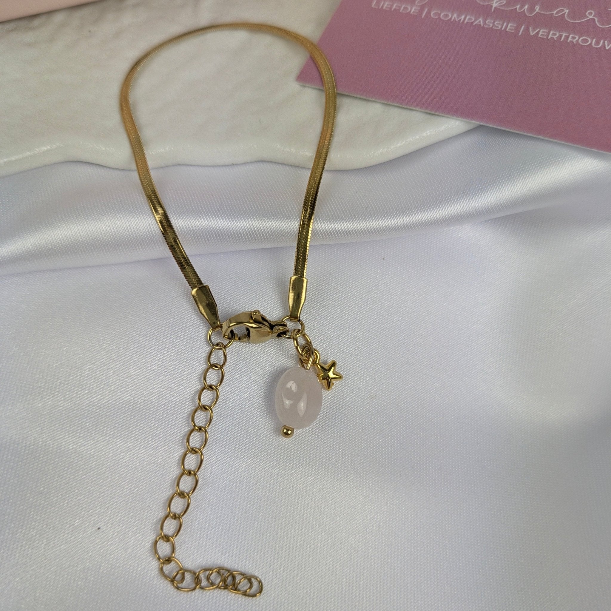 Rozenkwarts armband met sterretje | Uchu Reminders – curated crystal by Marga Jacobs | rust, symboliek en intuïtieve zelfzorg