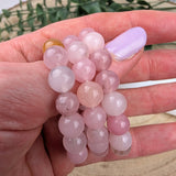 Rozenkwarts kinderarmband – curated crystal by Marga Jacobs | rust, symboliek en intuïtieve zelfzorg