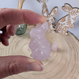 Rozenkwarts konijntje – curated crystal by Marga Jacobs | rust, symboliek en intuïtieve zelfzorg