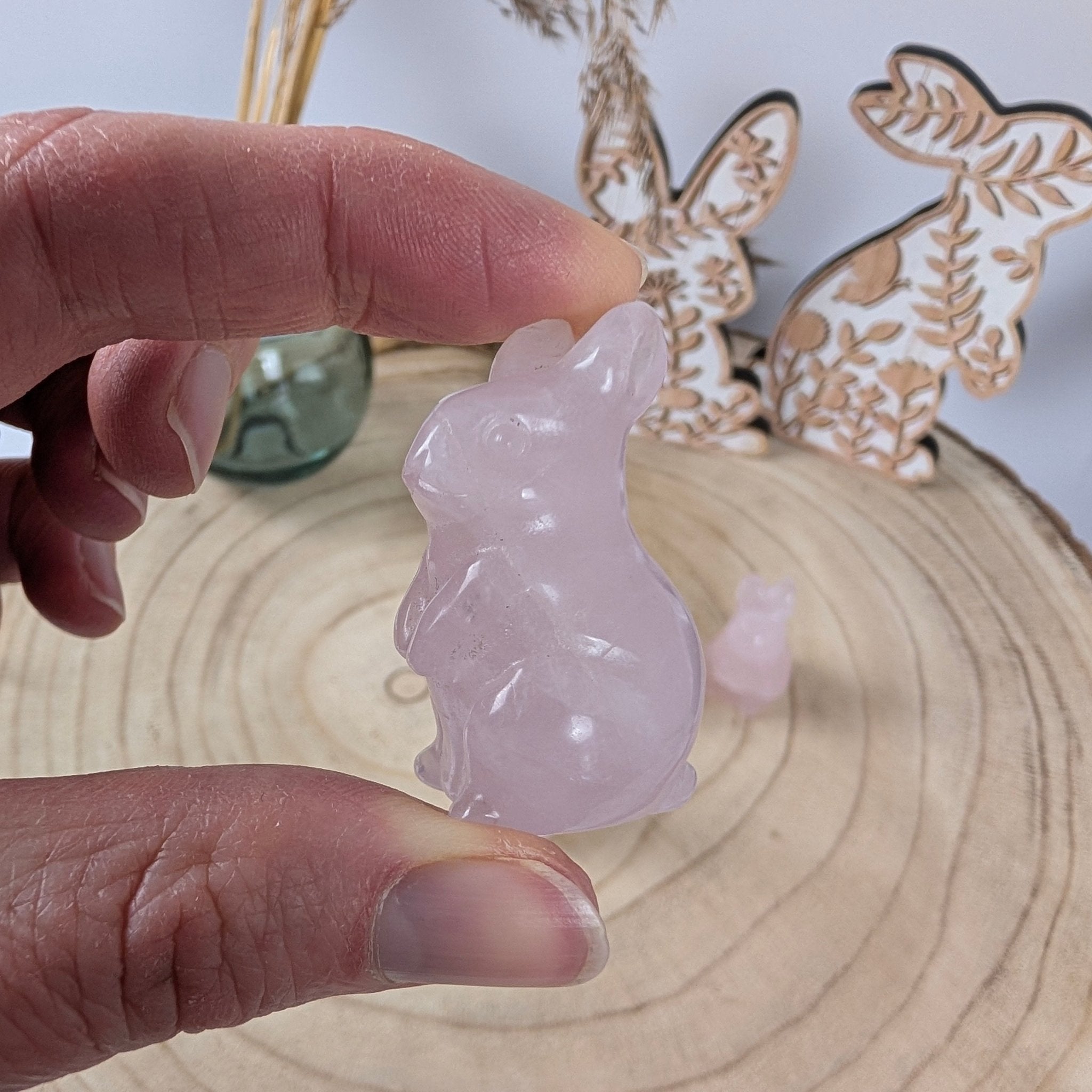 Rozenkwarts konijntje – curated crystal by Marga Jacobs | rust, symboliek en intuïtieve zelfzorg