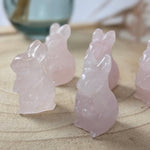 Rozenkwarts konijntje – curated crystal by Marga Jacobs | rust, symboliek en intuïtieve zelfzorg