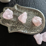 Rozenkwarts | ruw – curated crystal by Marga Jacobs | rust, symboliek en intuïtieve zelfzorg