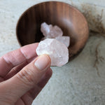 Rozenkwarts | ruw – curated crystal by Marga Jacobs | rust, symboliek en intuïtieve zelfzorg