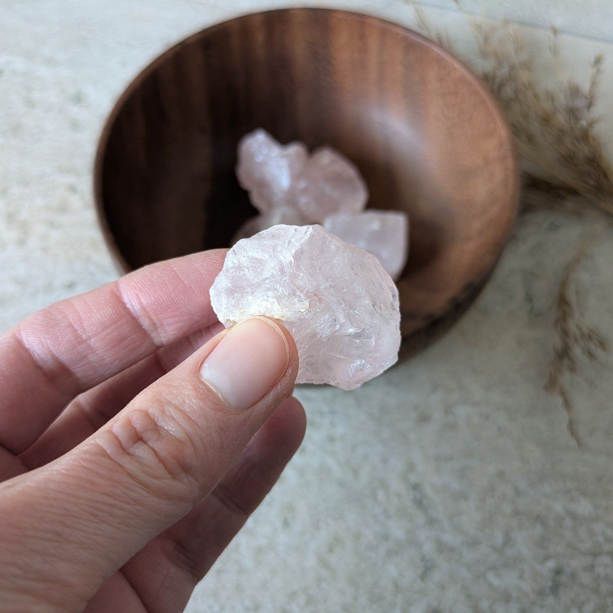 Rozenkwarts | ruw – curated crystal by Marga Jacobs | rust, symboliek en intuïtieve zelfzorg