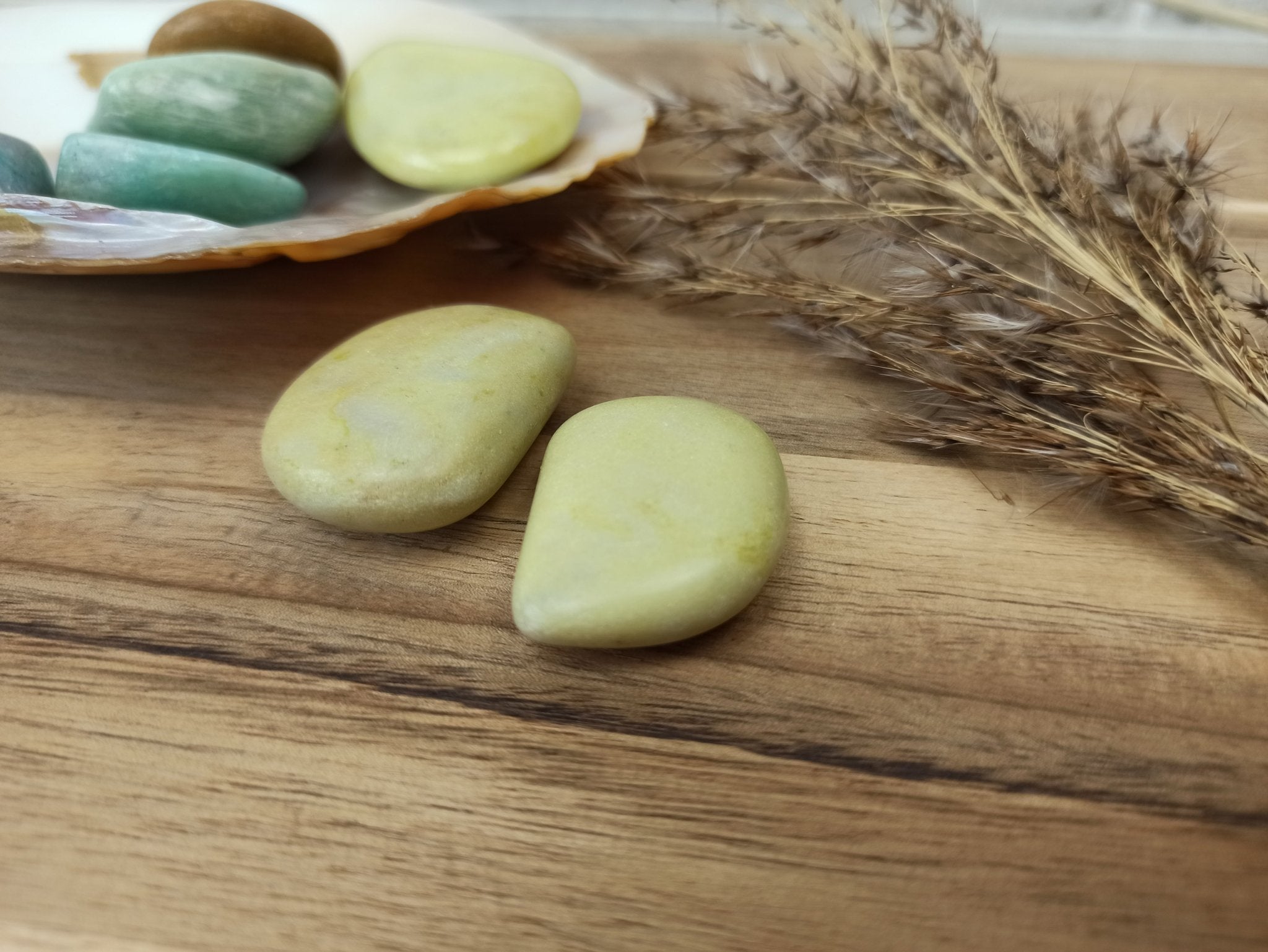 Serpentijn trommelstenen – curated crystal by Marga Jacobs | rust, symboliek en intuïtieve zelfzorg