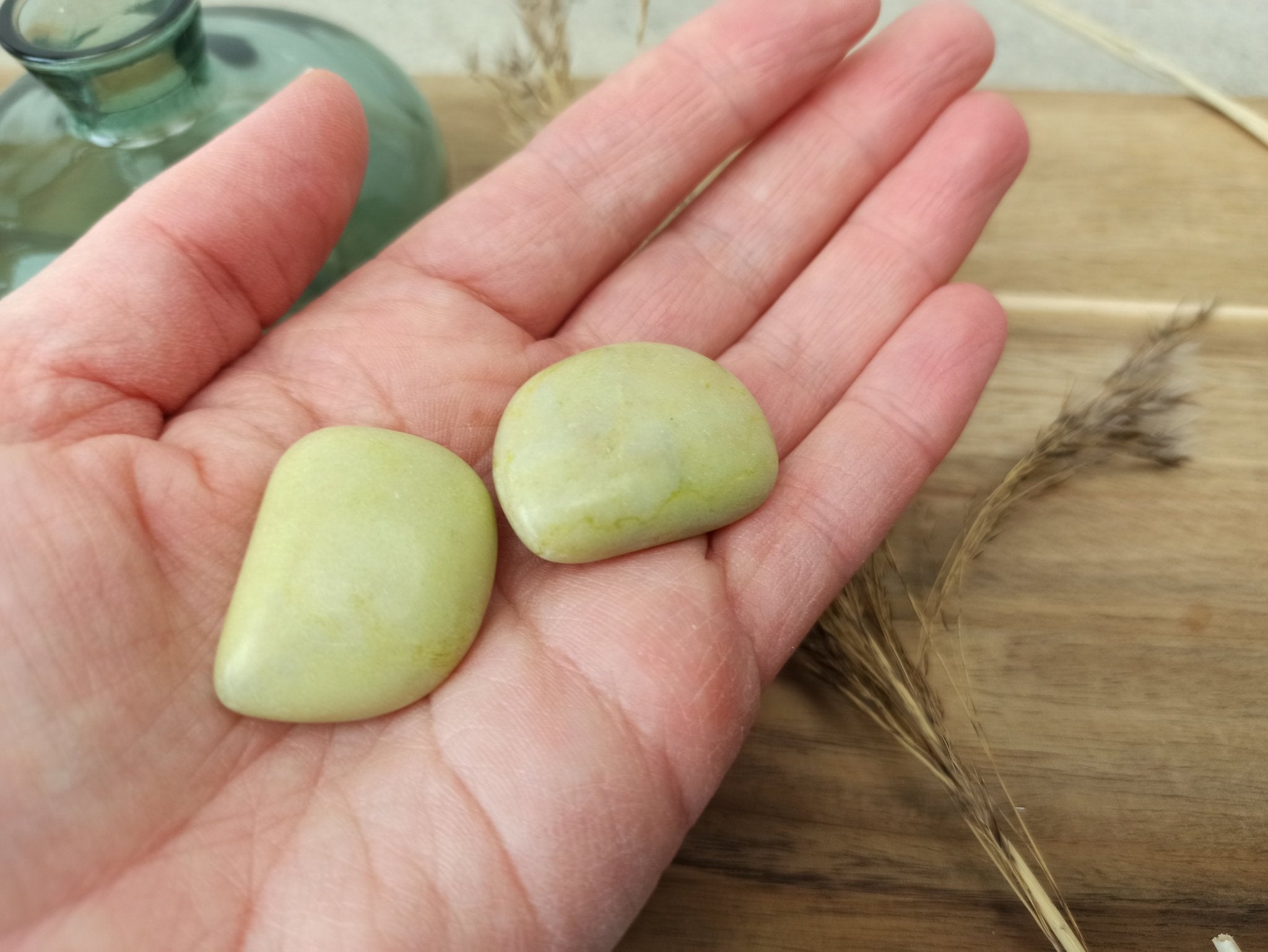 Serpentijn trommelstenen – curated crystal by Marga Jacobs | rust, symboliek en intuïtieve zelfzorg