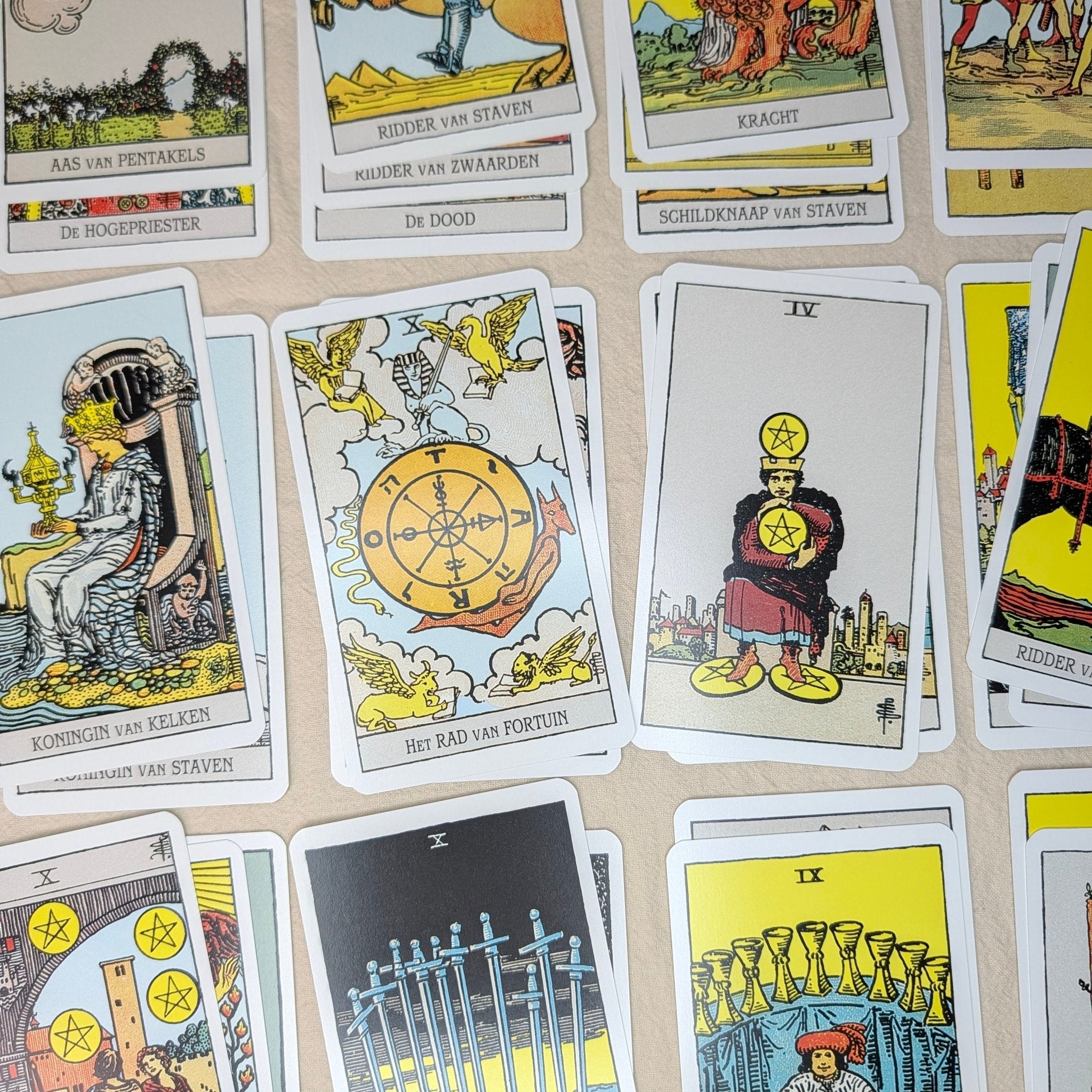 Tarot jaarlegging – bijzondere edelsteen, zorgvuldig gekozen door Marga Jacobs