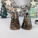 Tetrahedriet ringhouder – curated crystal by Marga Jacobs | rust, symboliek en intuïtieve zelfzorg