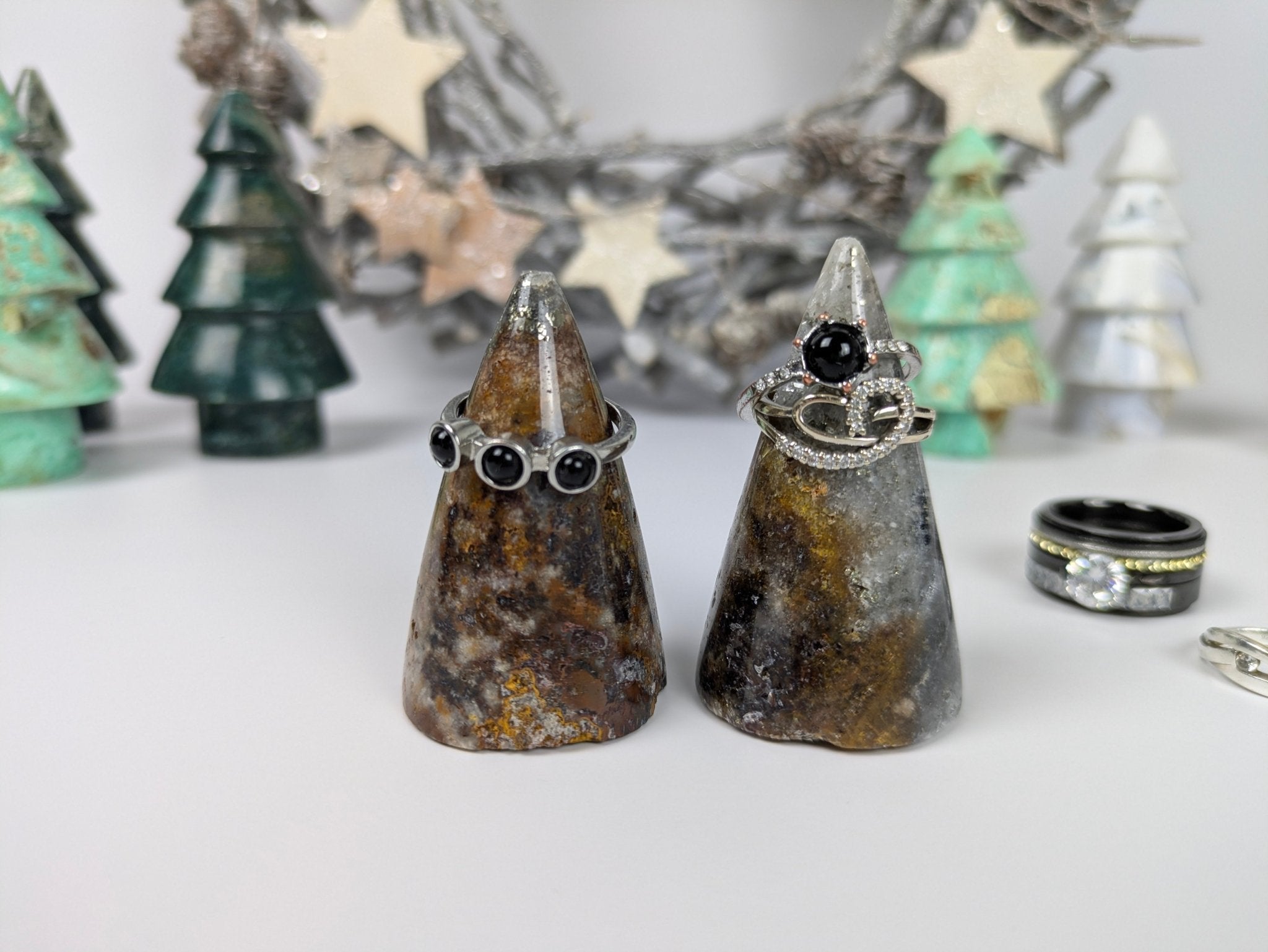 Tetrahedriet ringhouder – curated crystal by Marga Jacobs | rust, symboliek en intuïtieve zelfzorg