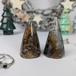 Tetrahedriet ringhouder – curated crystal by Marga Jacobs | rust, symboliek en intuïtieve zelfzorg