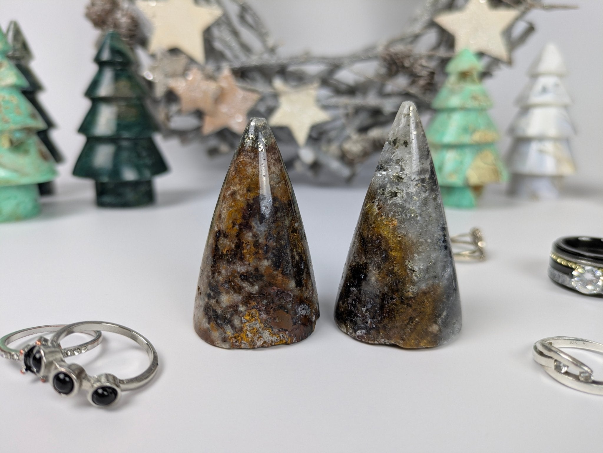 Tetrahedriet ringhouder – curated crystal by Marga Jacobs | rust, symboliek en intuïtieve zelfzorg