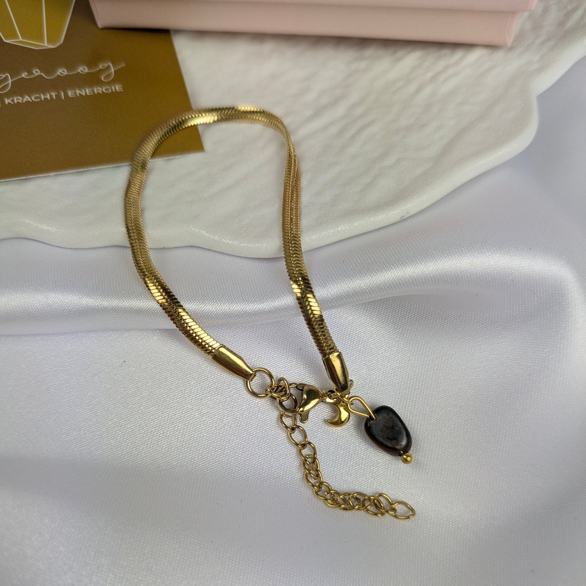 Tijgeroog armband met maantje | Uchu Reminders – curated crystal by Marga Jacobs | rust, symboliek en intuïtieve zelfzorg