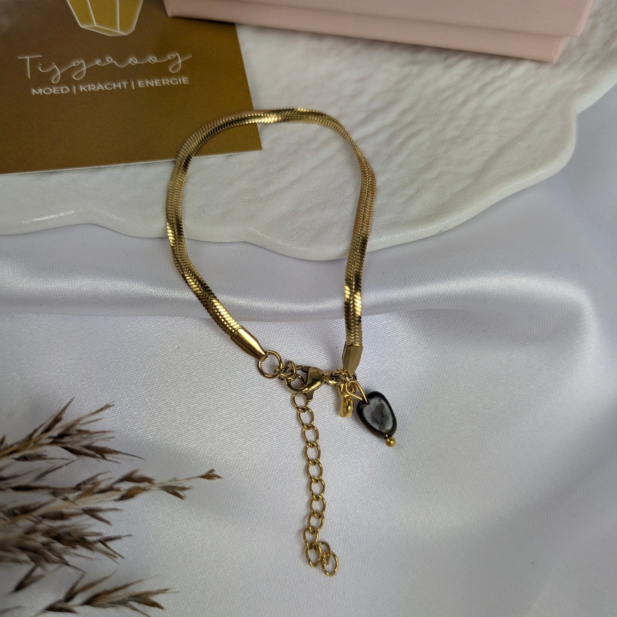 Tijgeroog armband met maantje | Uchu Reminders – curated crystal by Marga Jacobs | rust, symboliek en intuïtieve zelfzorg
