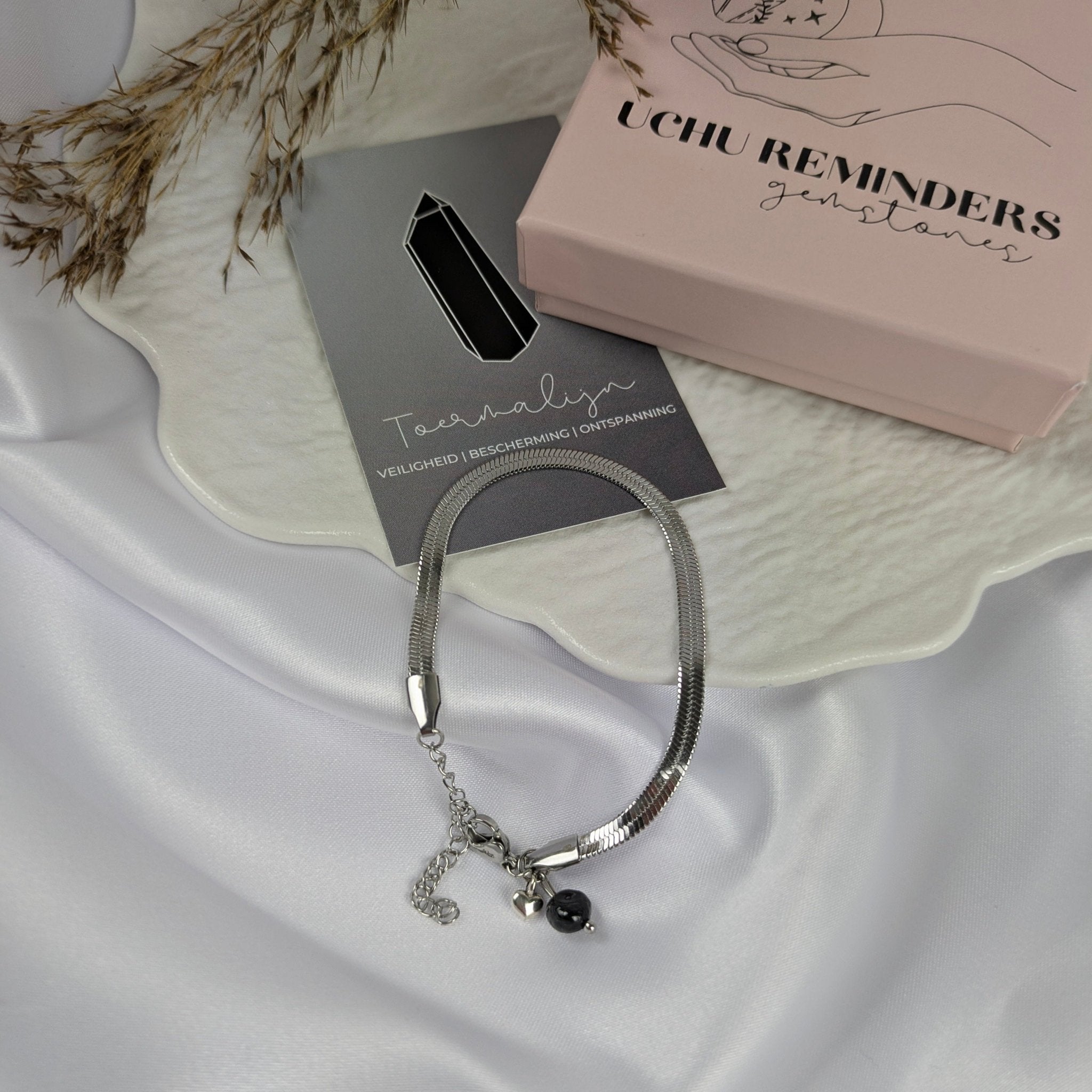 Toermalijn armband met hartje | Uchu Reminders – curated crystal by Marga Jacobs | rust, symboliek en intuïtieve zelfzorg