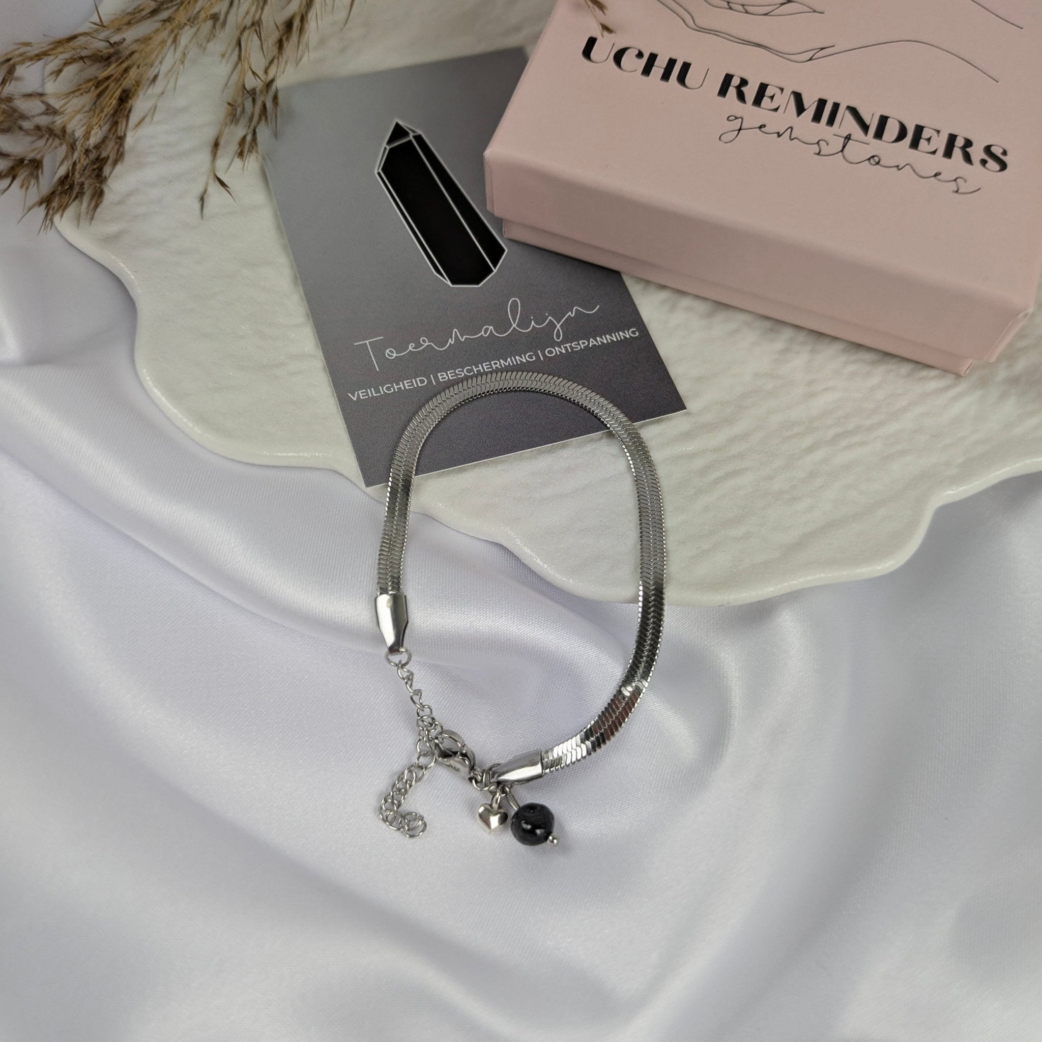 Toermalijn armband met hartje | Uchu Reminders – curated crystal by Marga Jacobs | rust, symboliek en intuïtieve zelfzorg