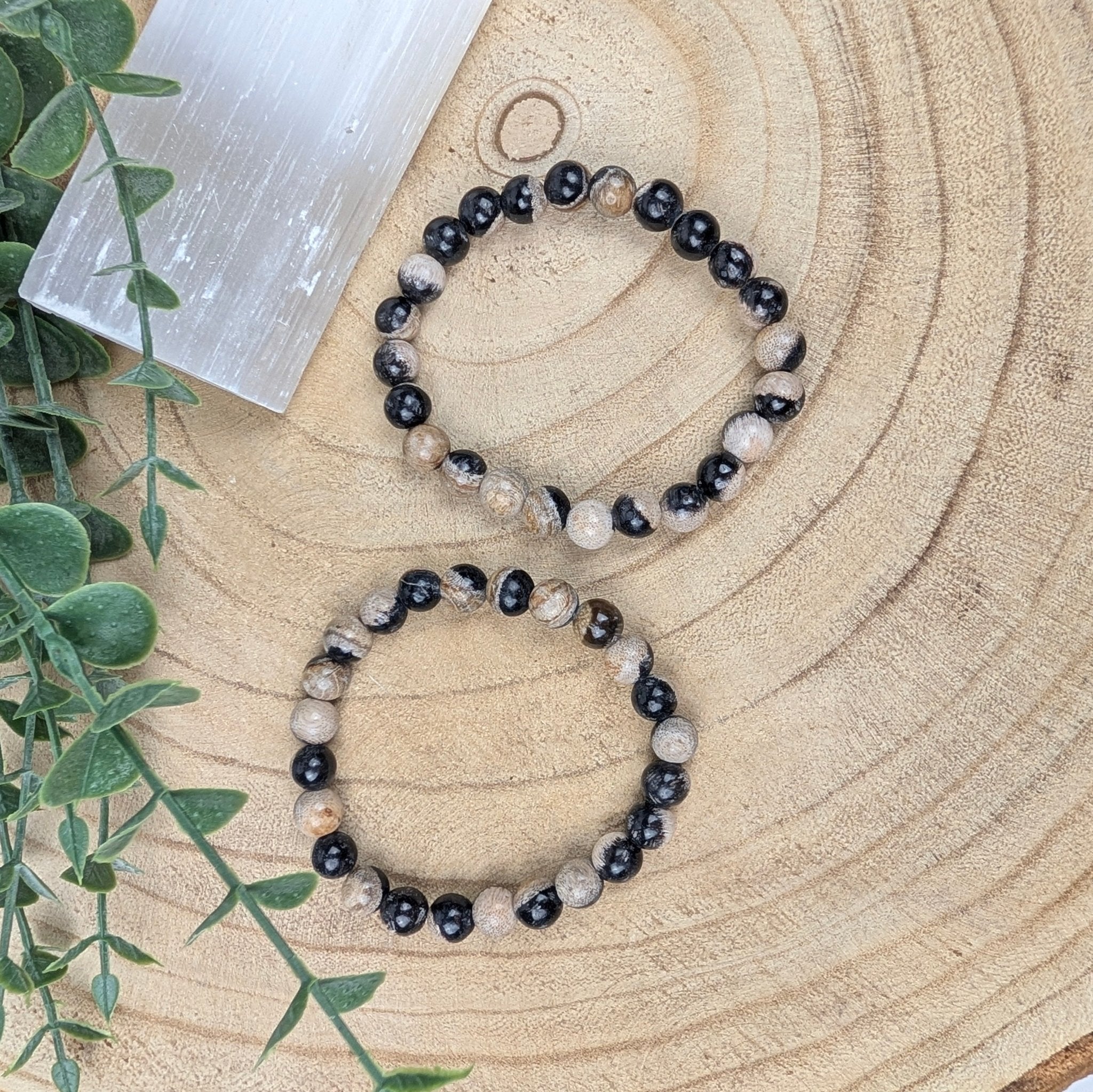 Versteend hout armband 8 mm – curated crystal by Marga Jacobs | rust, symboliek en intuïtieve zelfzorg