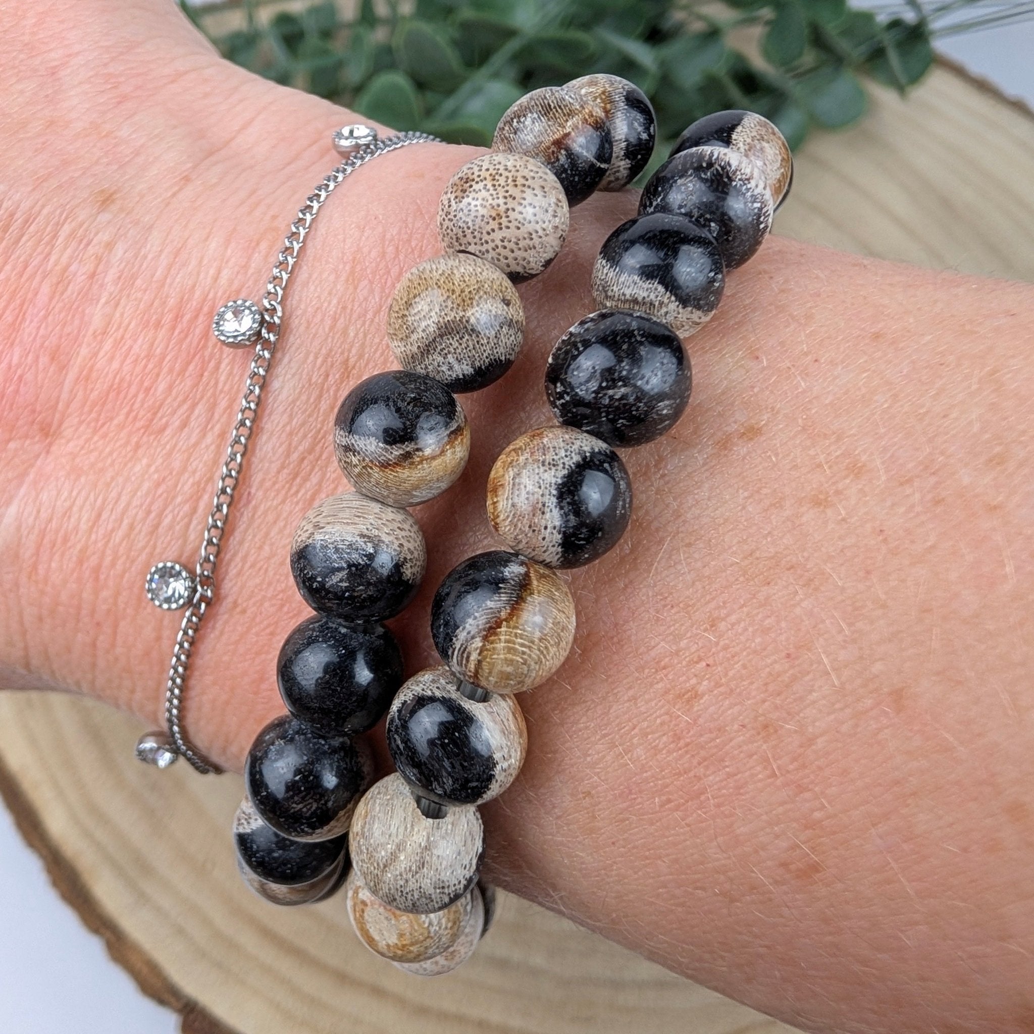 Versteend hout armband 8 mm – curated crystal by Marga Jacobs | rust, symboliek en intuïtieve zelfzorg