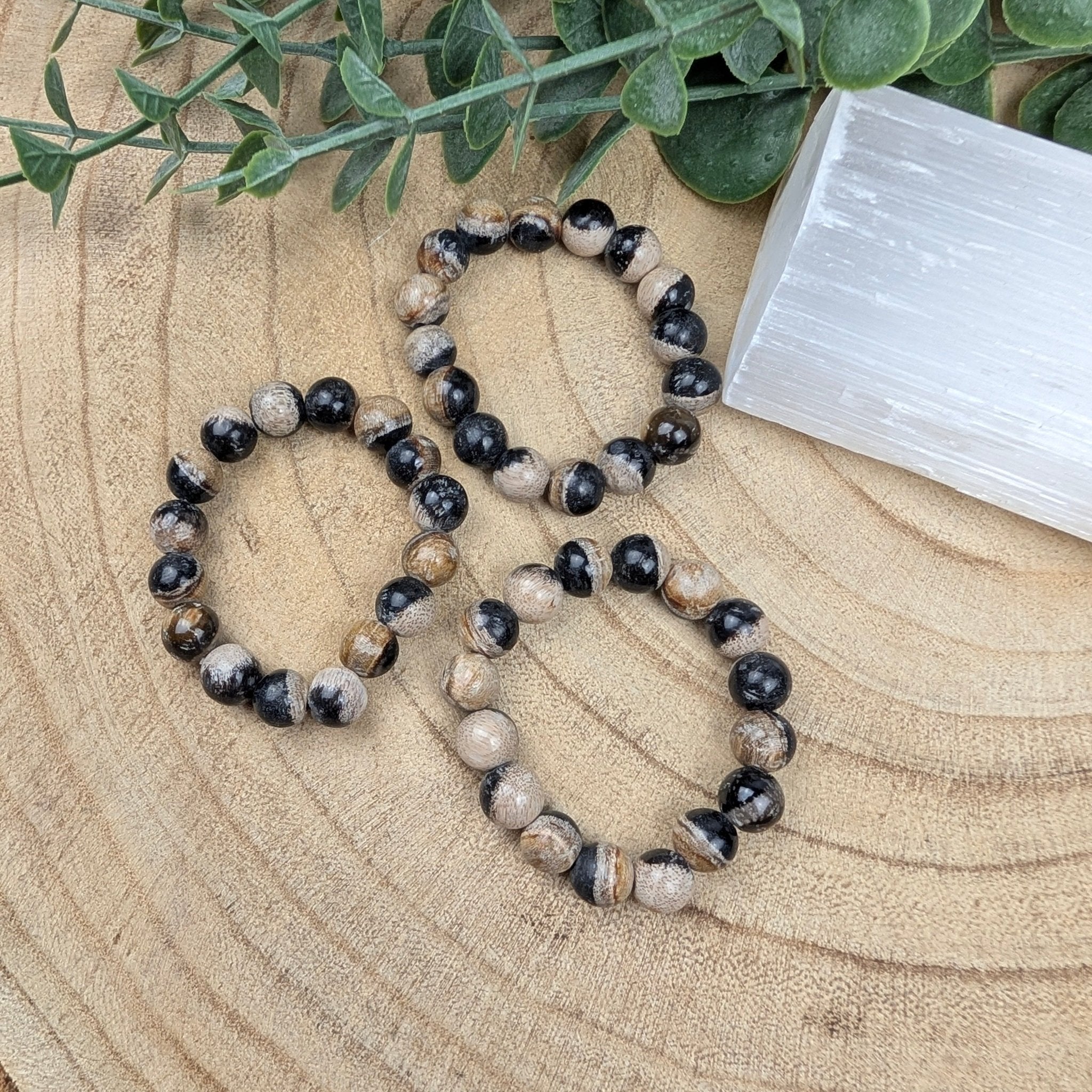 Versteend hout kinderarmband – curated crystal by Marga Jacobs | rust, symboliek en intuïtieve zelfzorg
